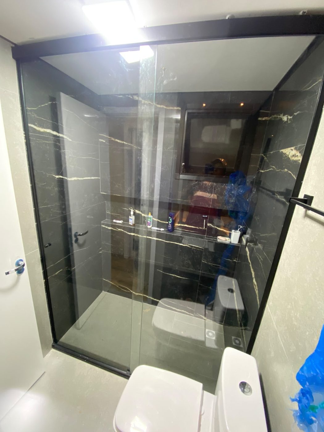 Box de banheiro sob medida com perfil preto em apartamento em São Paulo